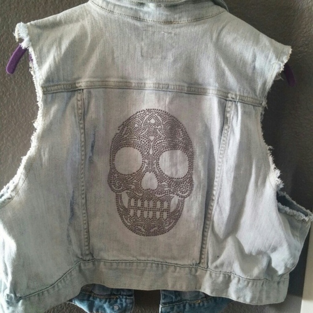 💕Torrid Skull studded Jean Vest💀☠️